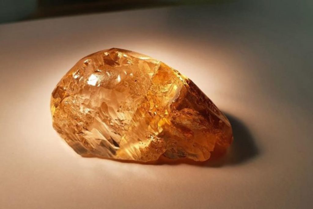 Королевский камень: необычный алмаз добыт на территории России. Эксперты назвали ориентировочную стоимость в 60 миллионов долларов
