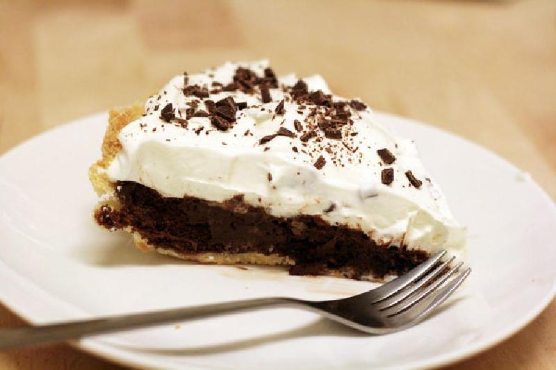 Воздушный пирог с шоколадным безе и нежным кремом: рецепт ароматной выпечки