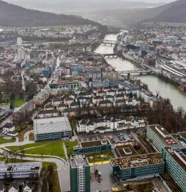 В швейцарском Ольтене прошел необычный дождь из какао-бобов: виновники пообещали помыть автомобили