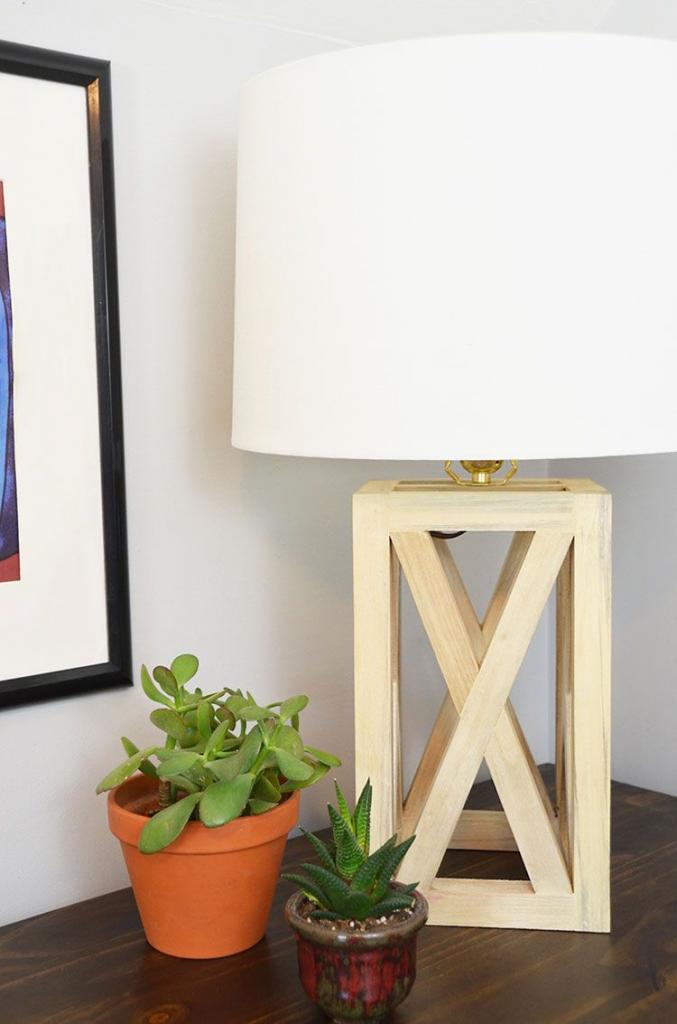 Увидела на фото красивую лампу с деревянным основанием. Мы сделали дома такую же: минимум затрат и смотрится великолепно