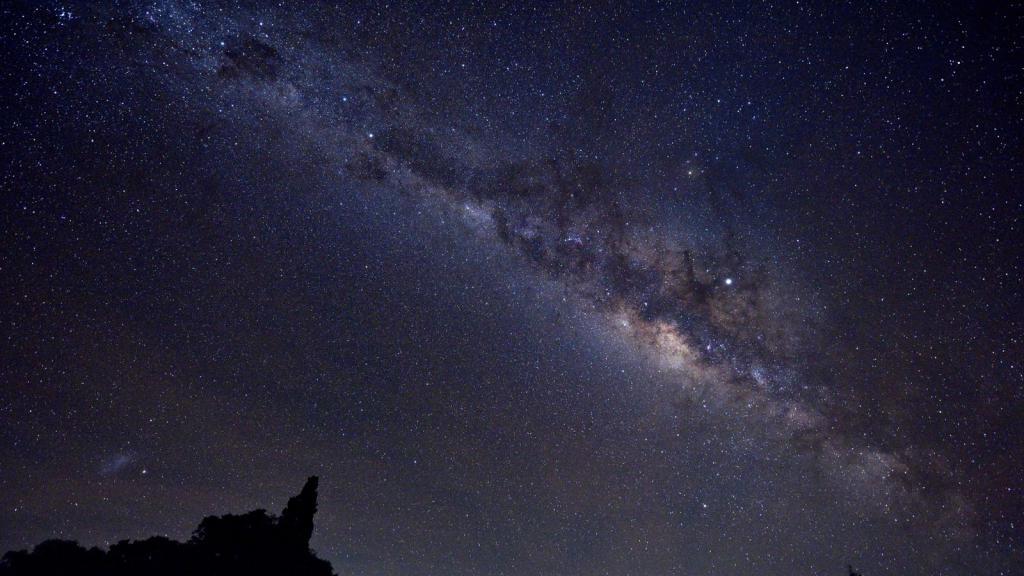 Загадочные газовые выбросы в центре Млечного Пути: астрономы сбиты с толку новым сюрпризом Вселенной