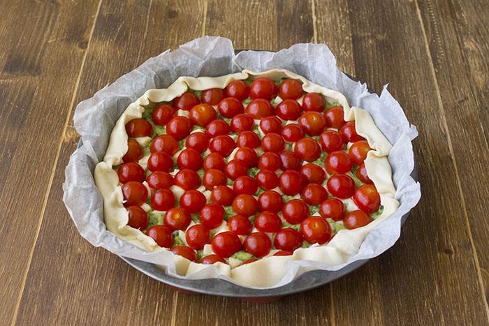Открытый пирог из слоеного теста с кабачковым пюре и небольшими помидорками: можно готовить на ужин, а можно к дружескому чаепитию