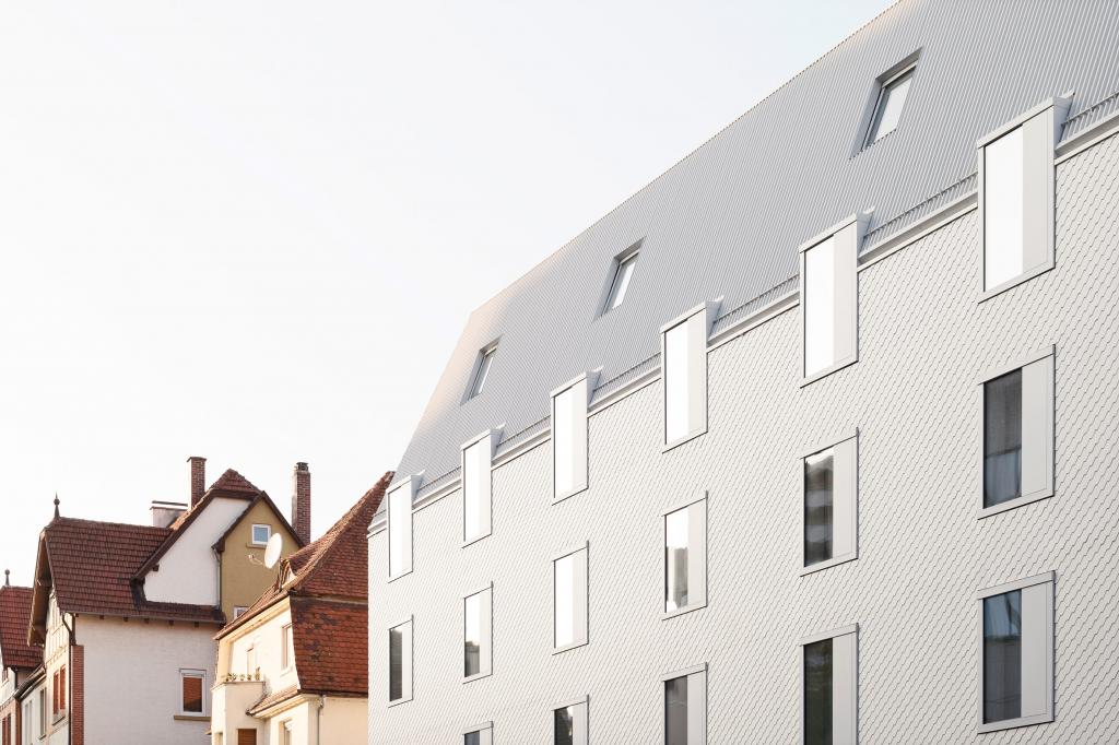 Отель в Людвигсбурге сложно не найти: архитекторы отделали его белыми деревянными модулями и светлой черепицей