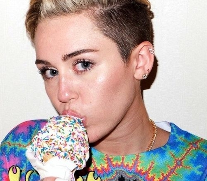 Miley cyrus doctor. Майли БАРОНС. Майли Сайрус фрик. Бойне Сайрус. Майли Сайрус фото с мороженым.