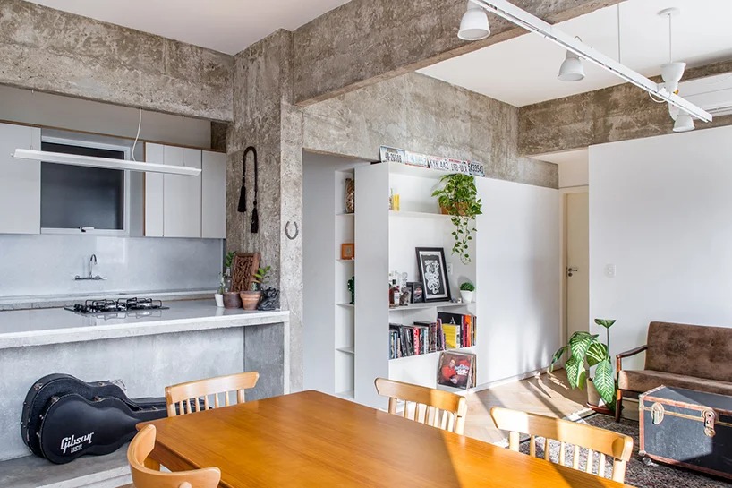 Архитектор переоборудовал бетонную квартиру 1960-х годов в дом для музыканта. Колонны и перегородки выглядят немного чопорно, но брутально