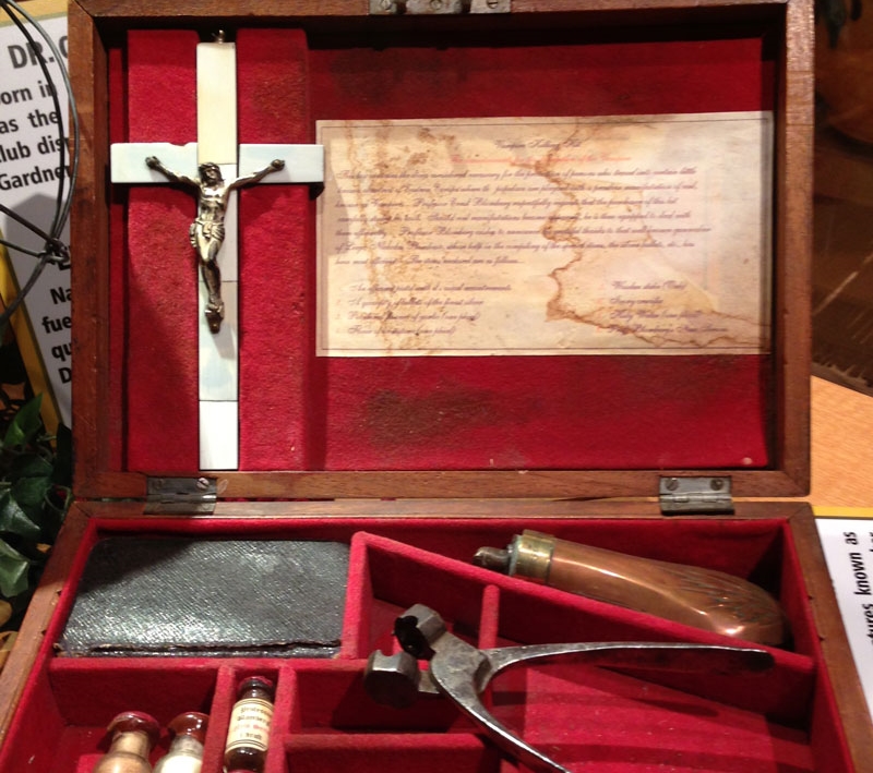 Набор для защиты от вампиров: удивительный викторианский сундучок 19 века продали на аукционе