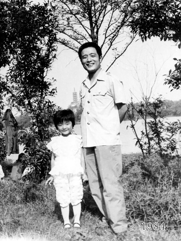 Отец фотографировался с дочерью на одном и том же месте в течение 40 лет