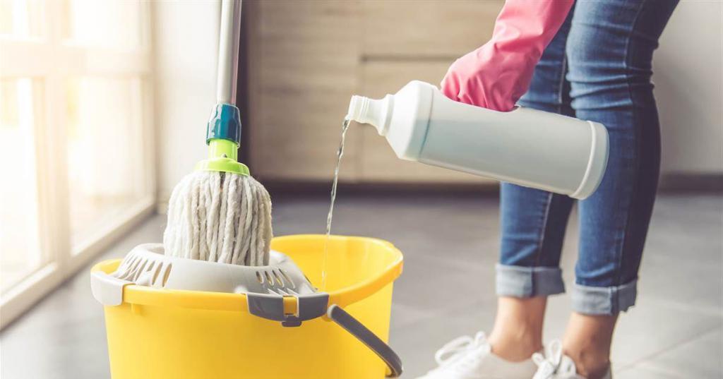 При внимательном рассмотрении видно, что плинтусы почти в каждом доме - грязные и затертые: как правильно их чистить