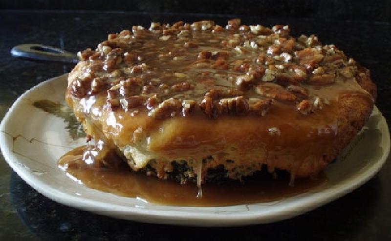 Пеку прямо в сковороде: воздушный пирог из пахты с ореховым пралине