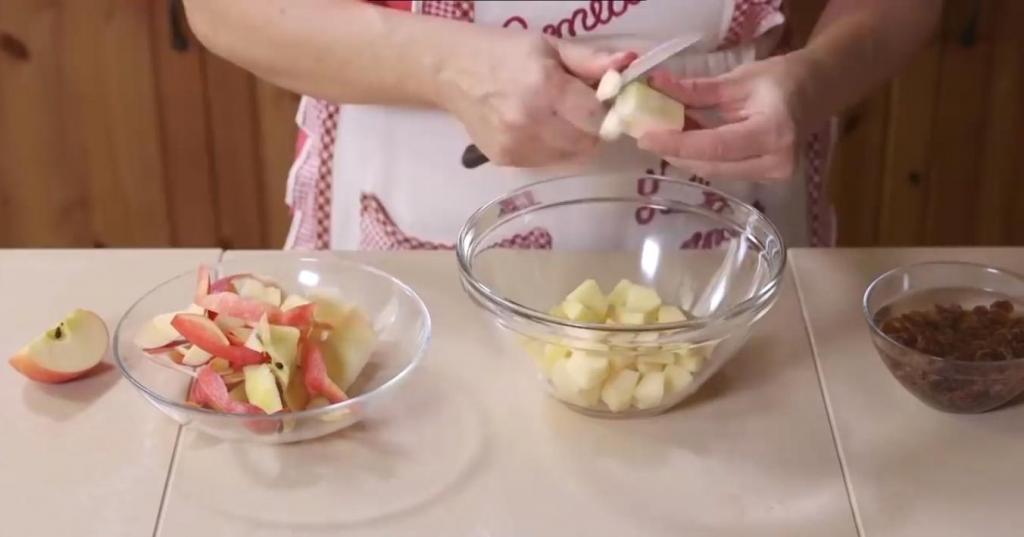 Быстрый рецепт яблочного штруделя с изюмом и орешками: одним дело не ограничится