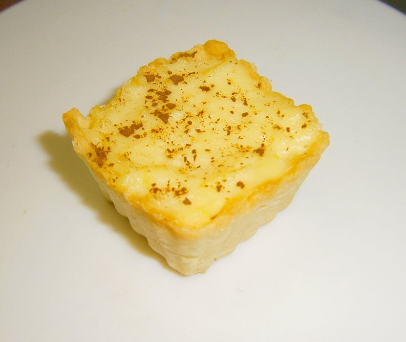 Мини-пирожные с заварным кремом: в формочки утрамбовываю тесто и заливаю крем