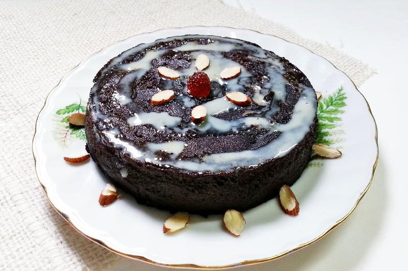 Шоколадный пудинг с белой глазурью и миндалем: готовлю его по праздникам вместо тортов и пирожных