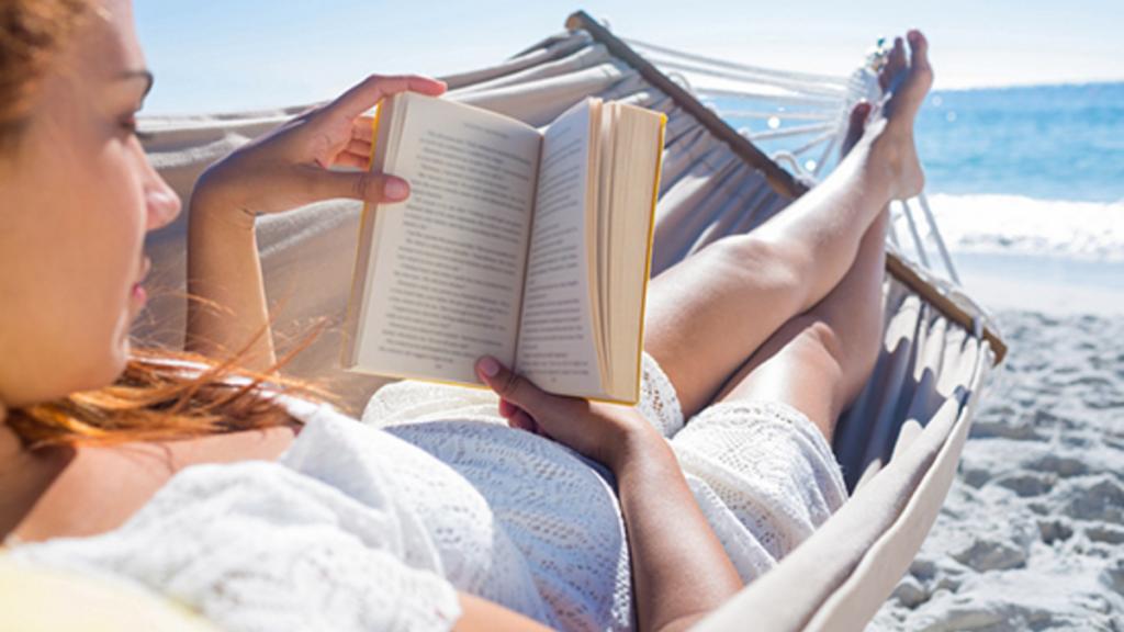 Летнее чтение: какие книги россияне чаще всего читают и перечитывают летом
