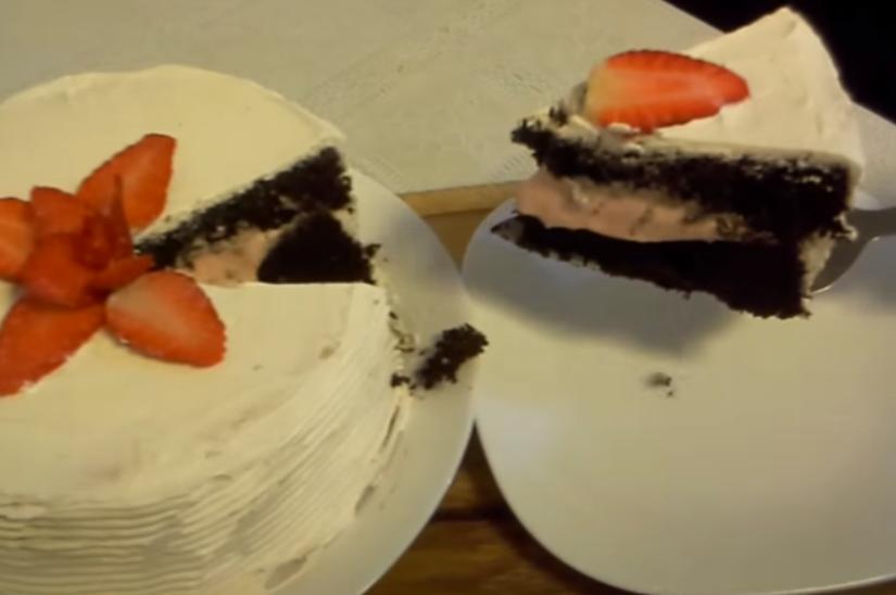 Сверху - кристально-белый, а внутри - шоколадный: рецепт праздничного торта с клубничной начинкой, шоколадными коржами и белым кремом