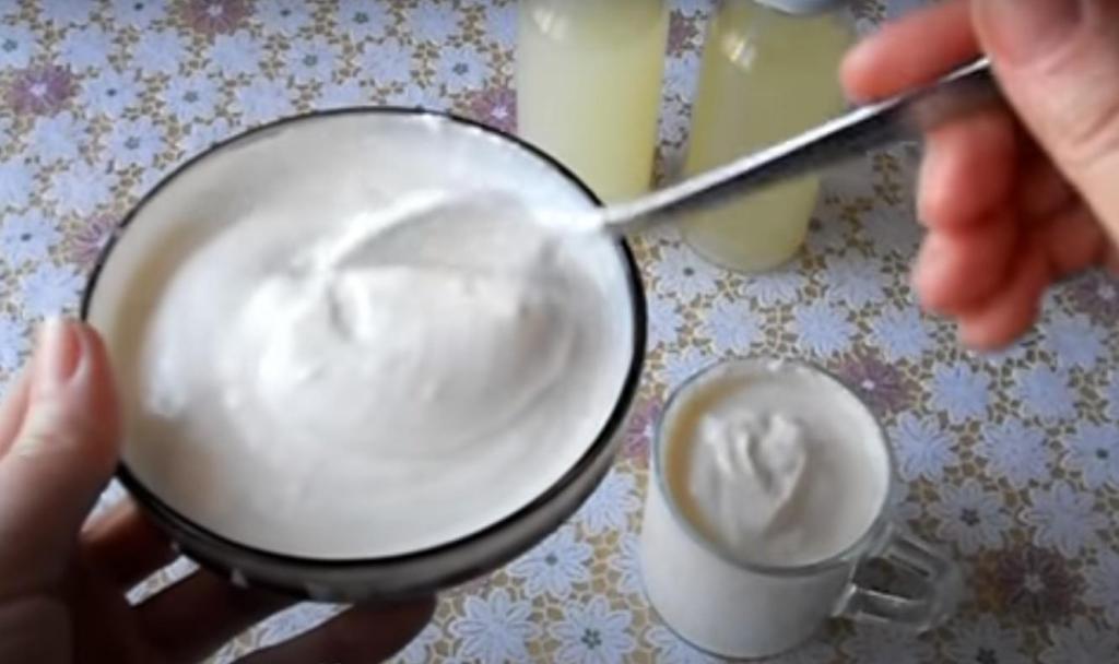 Как сделать масло из домашней сметаны. Густая сметана. Как делают магазинное молоко. Как сделать сметану из молока в домашних условиях. Что сделать из сметаны домашней густой.
