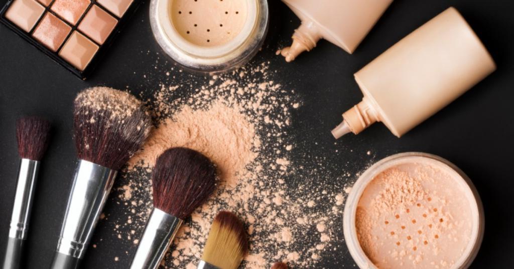 Не бойтесь наносить смелый макияж: 4 средства для мейкапа, которые стоит использовать девушкам с веснушками