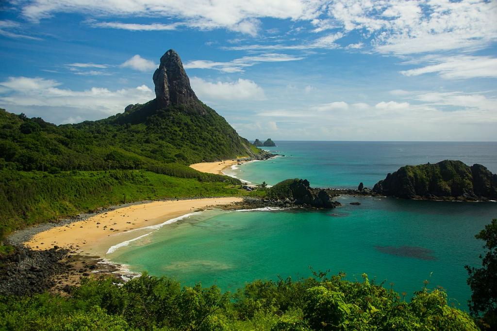 Райский остров в Бразилии снова приглашает туристов, но только если они болели COVID-19