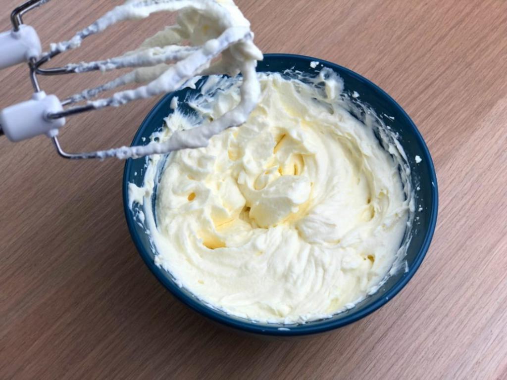 Рецепт творожного крема с маслом. Маскарпоне это взбитые сливки. Крем чиз маскарпоне. Сливочный крем чиз маскарпоне. Крем чиз сливки сахарная пудра.