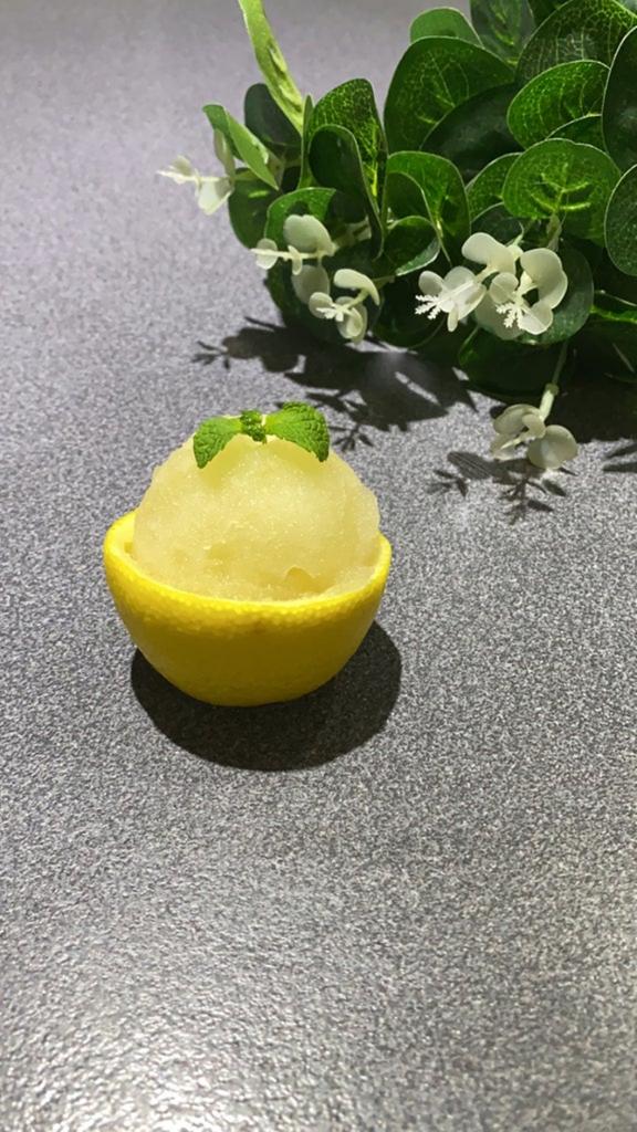 Лимонад в ином виде: сестра научила рецепту мороженого, сделанного прямо в лимоне