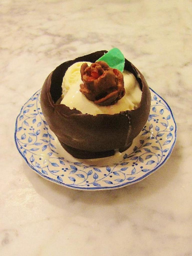 Идеальный десерт для романтического ужина: шоколадную вазочку заполняю мороженым, а сверху кладу глазированную клубничку