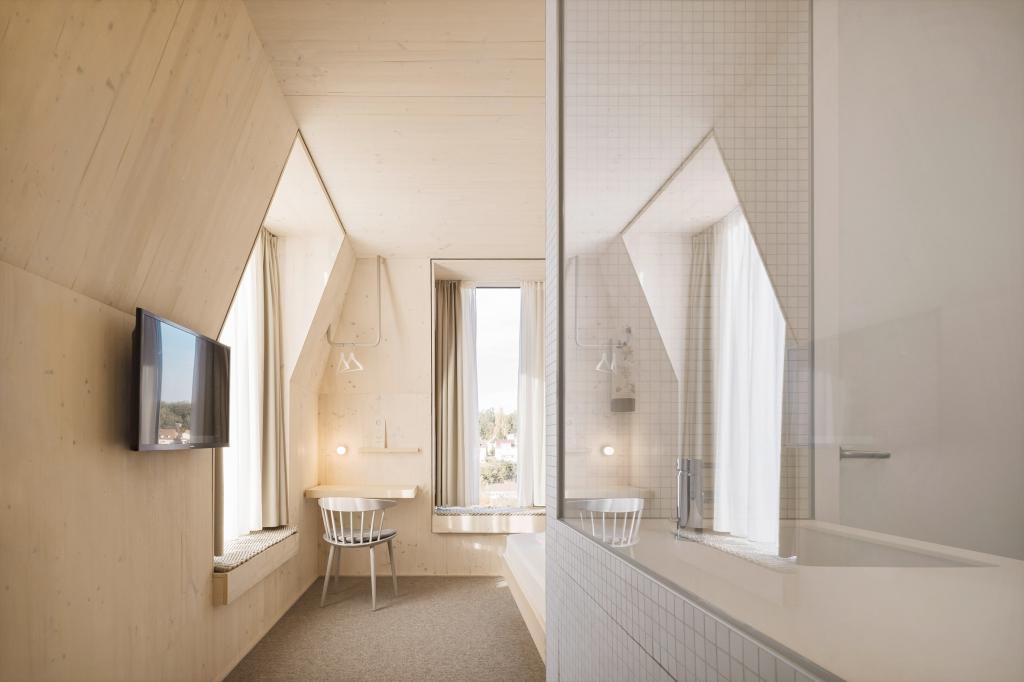 Отель в Людвигсбурге сложно не найти: архитекторы отделали его белыми деревянными модулями и светлой черепицей