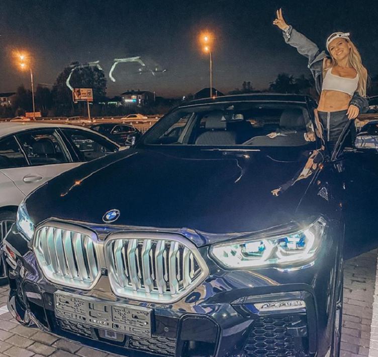 На новом фото Рита Дакота выглядит счастливой: певица стала владелицей новой модели внедорожника BMW