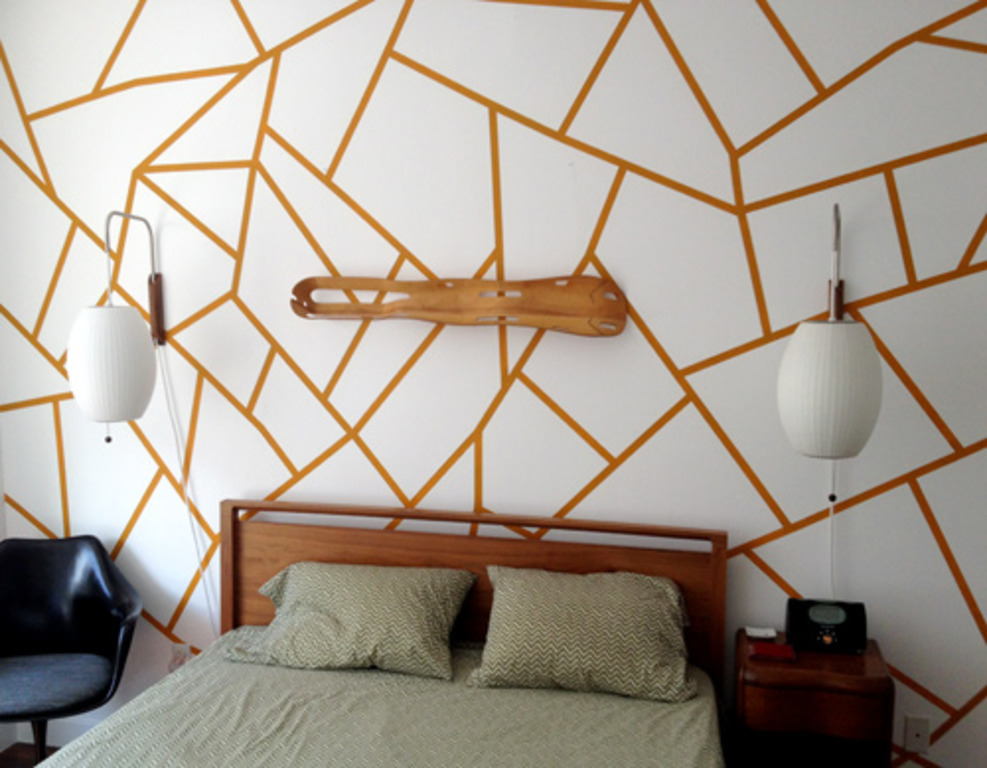 Увидела в гостях красивый геометрический рисунок на стене, и мы дома сделали такой же: решение простое, но смотрится стильно