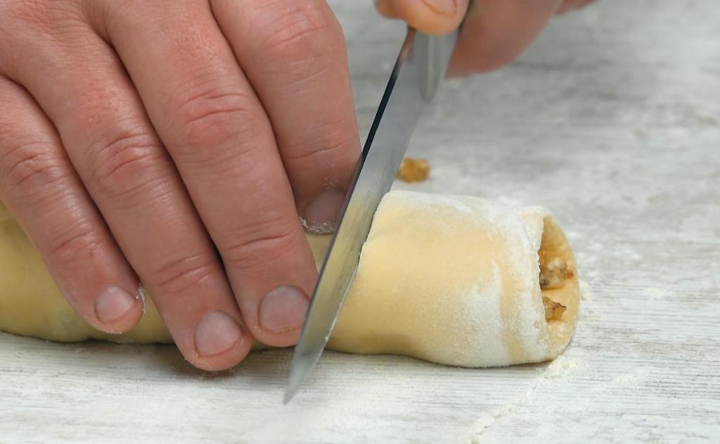 К чаю готовлю ароматные булочки с орешками и сахарной глазурью: рецепт