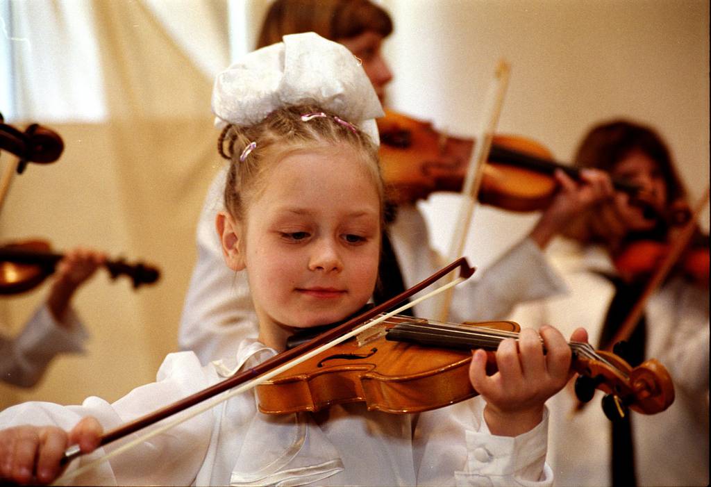 Классическая музыка 4 класс урок музыки. Музыкальные инструменты для детей. Игра на музыкальных инструментах. Людей, играющих на музыкальных инструментах. Игра на скрипке дети.