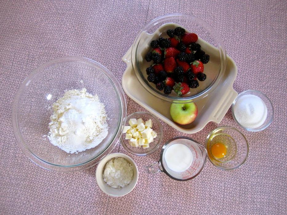 Ягоды и фрукты смешиваю с сахаром, а сверху кладу кусочки сырого теста и выпекаю. Получается очень вкусный пирог