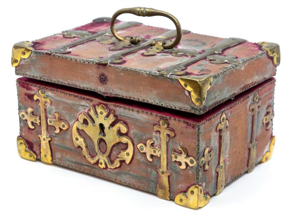 Набор для защиты от вампиров: удивительный викторианский сундучок 19 века продали на аукционе