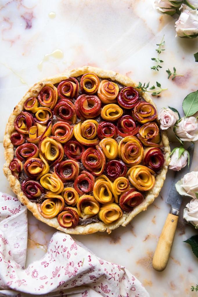 Отличная идея для летнего девичника: эффектный, необычный фруктовый пирог с розами из персиков, нектаринов и слив