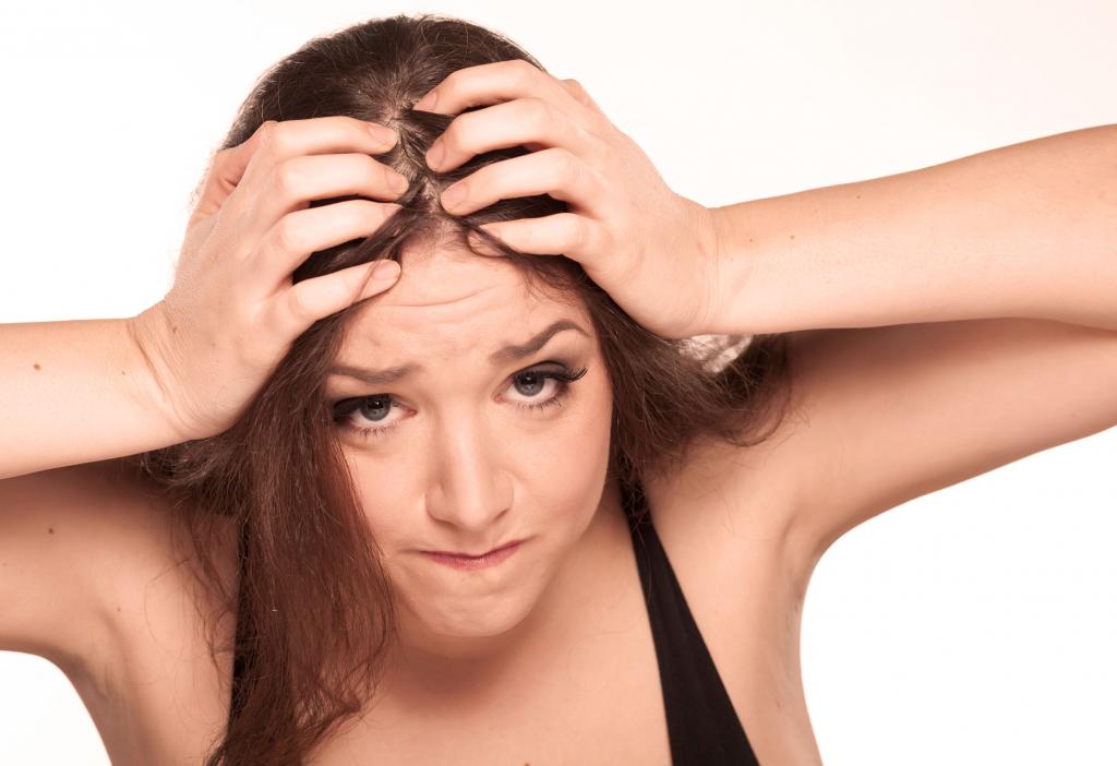 Редкое мытье головы и скопление остатков средств для ухода: распространенные причины выпадения волос у женщин