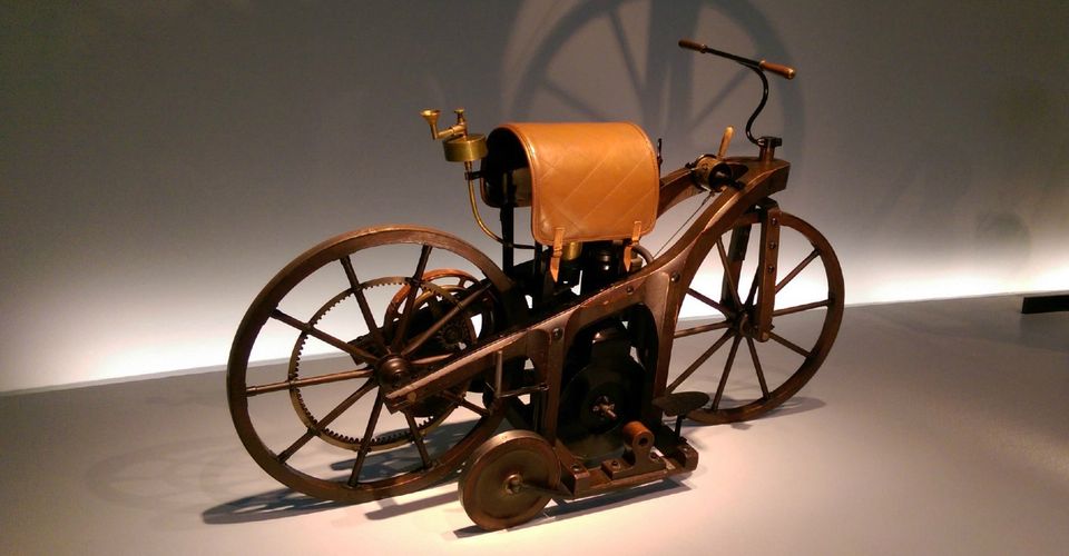 Первая модель появилась в Бад Каннштатте (Германия) 29 августа 1885 года: интересные факты о первом мотоцикле