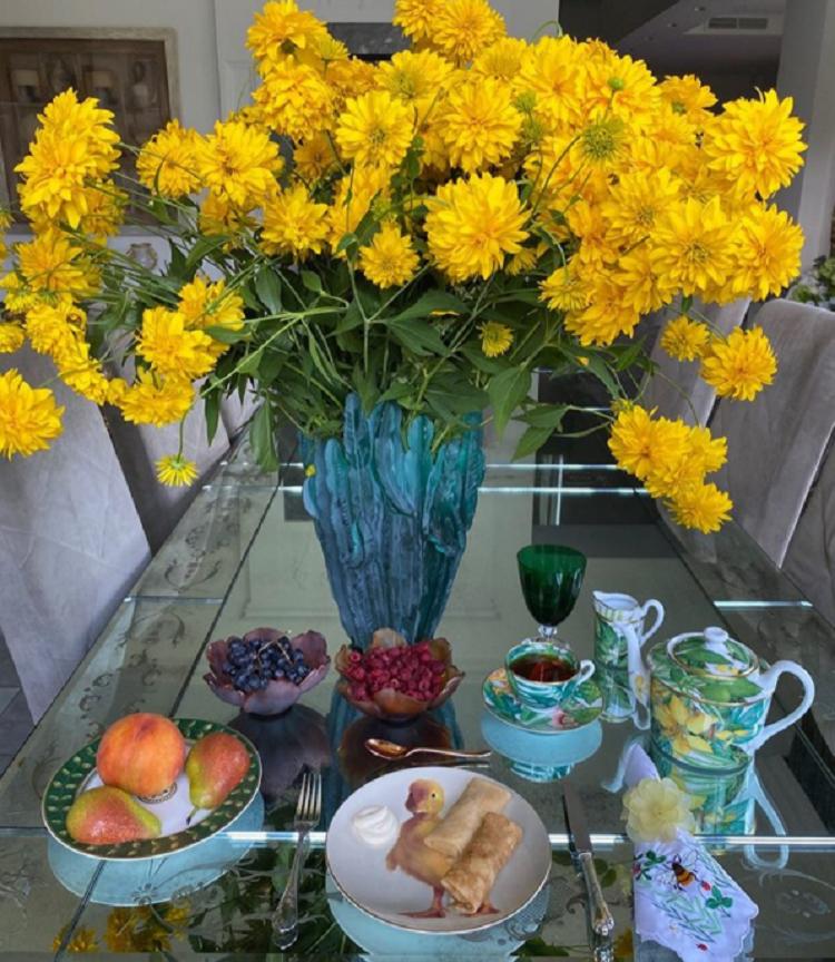 Что ни утро, то восхищение: Яна Рудковская поделилась фото, каким обычно бывает ее завтрак – фрукты, ягоды, чай и обязательно садовые цветы на столе