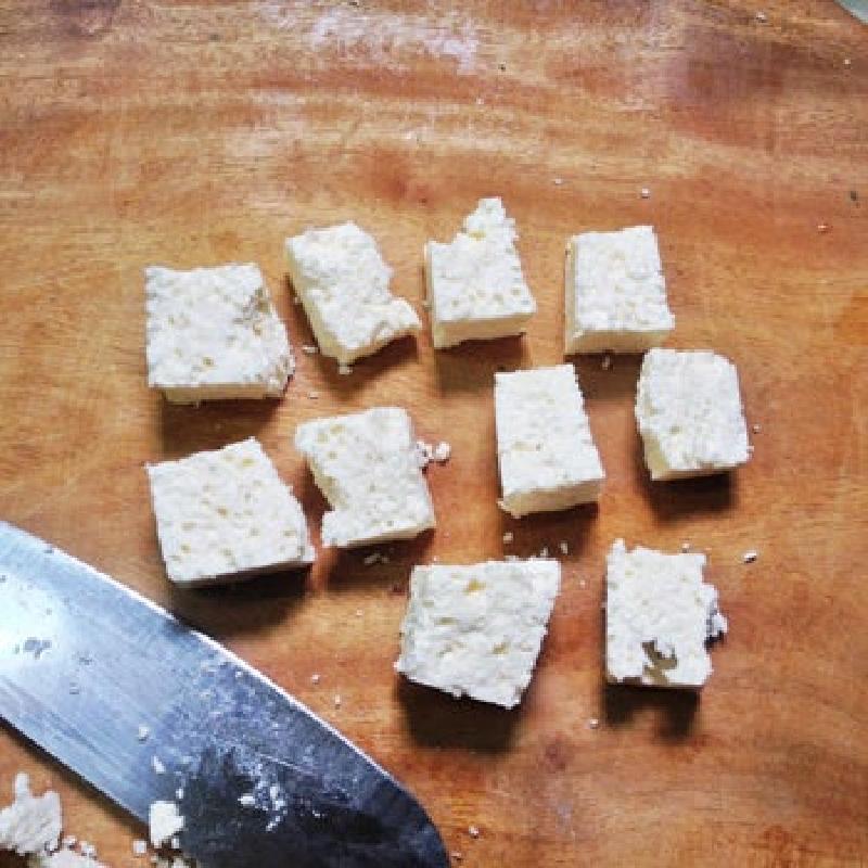 Домашний сыр заворачиваю в лепешку с кунжутом, а затем выпекаю: получается сытная и ароматная закуска