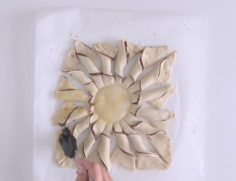 Простой шоколадный пирог в форме цветка с лепестками: чтобы разделить его между друзьями, даже ножик марать не придется