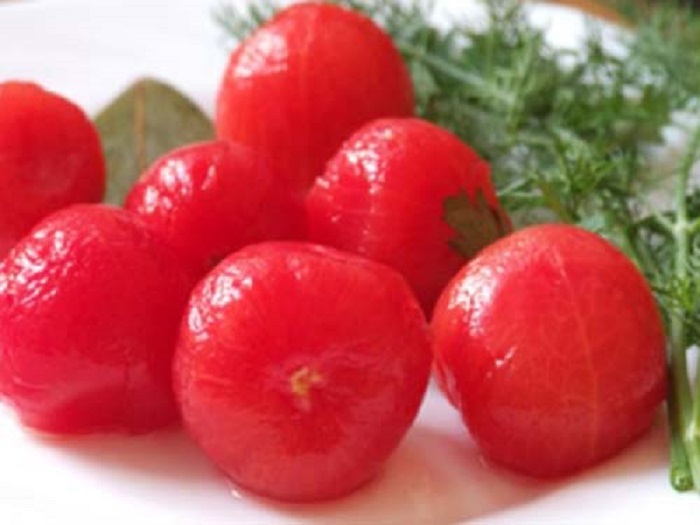В прошлом году подруга угостила баночкой маринованных помидор без кожицы: теперь по-другому томаты не заготавливаю