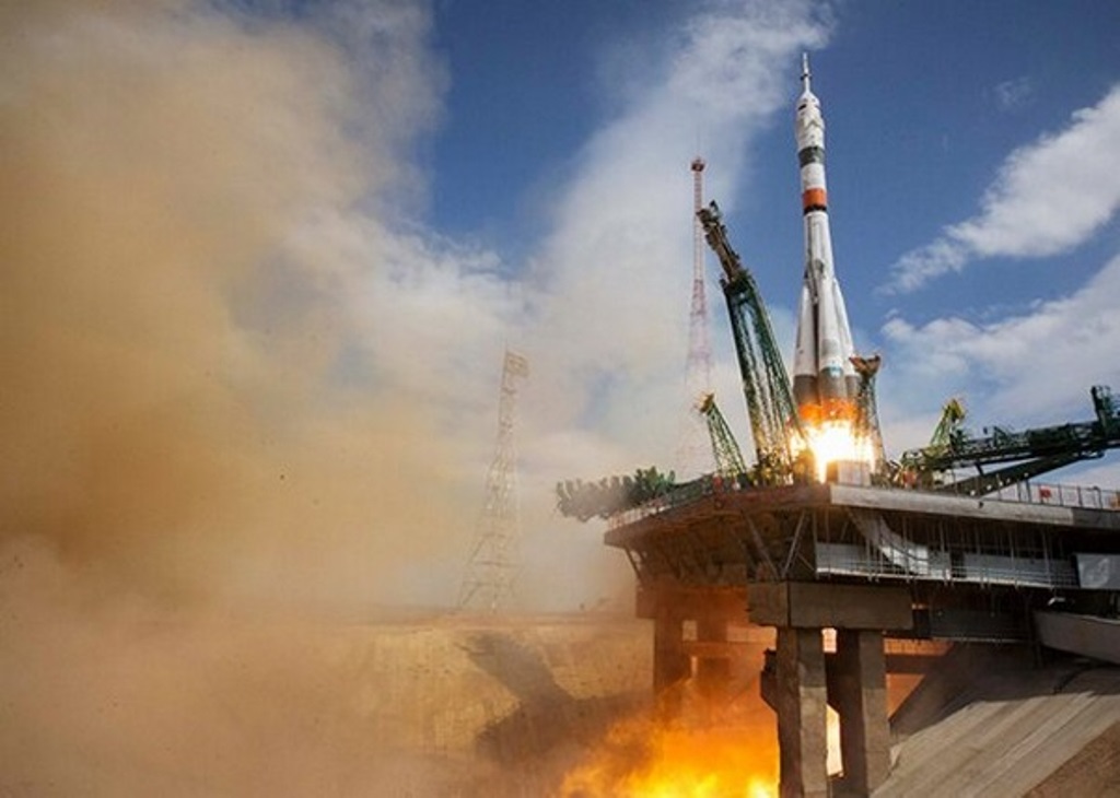 В Роскосмосе предложили расписать космические корабли под гжель или хохлому. В том, стоит ли  наряжать  космонавтов, мнения разделились