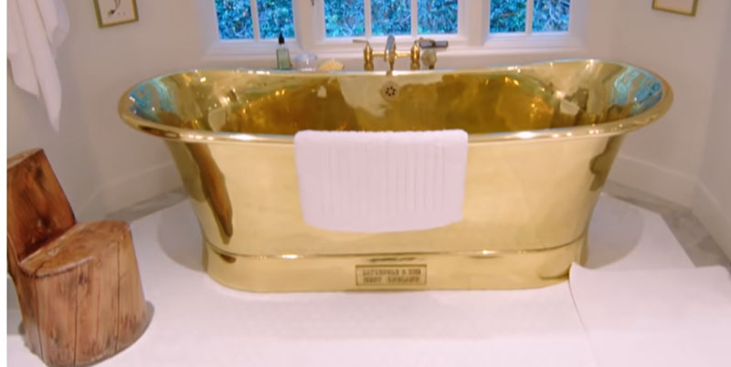 Модель Кендалл Дженер, старшая сестра Кайли Дженнер, показала, как трудится над домом своей мечты в Лос-Анджелесе: золотая ванная уже на месте