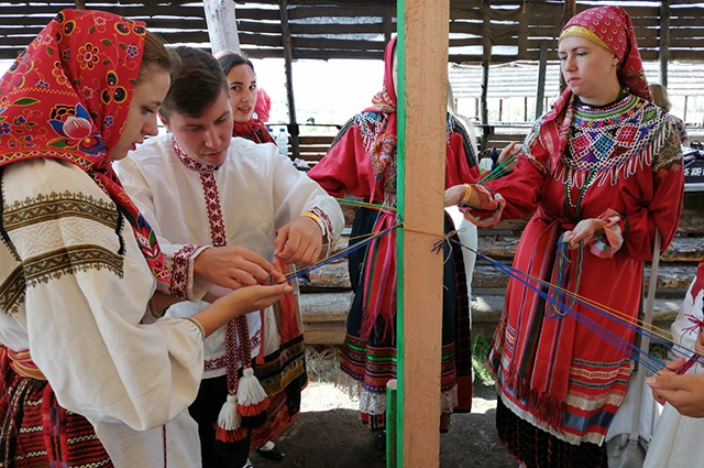 Студент из Липецкой области возродил старинное ремесло: он плетет пояса, которые можно читать, как книгу