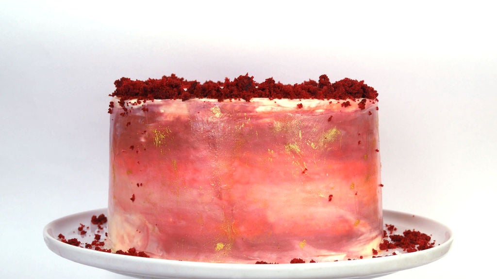 Изысканный десерт  Красный бархат : оригинальный дизайн превратил обычный торт в настоящее произведение искусства