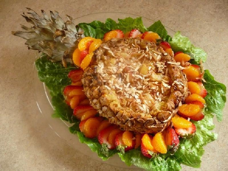 Из свежего ананаса готовлю сладкую  лодочку : разрезаю фрукт пополам, заполняю соусом и выпекаю в духовке