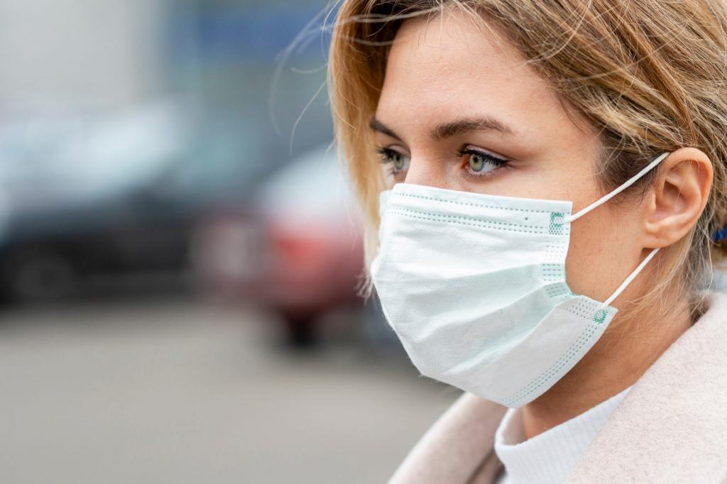 Бессимптомные люди не заразны, маски вызывают отравления углекислым газом: профессор эпидемиологии развенчал 14 популярных мифов о коронавирусе