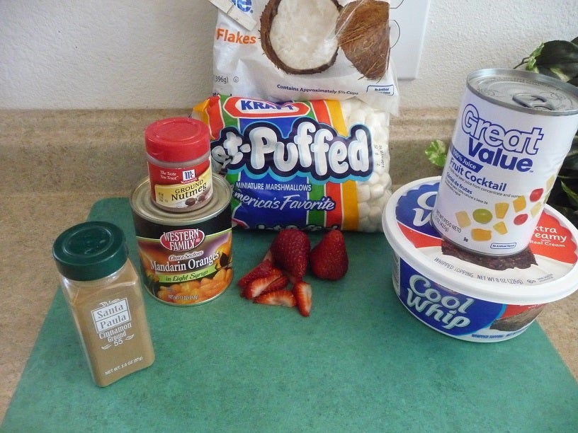 Сладкая закуска на праздничный стол: хрустящие начос с корицей и нежный соус из крема и фруктов