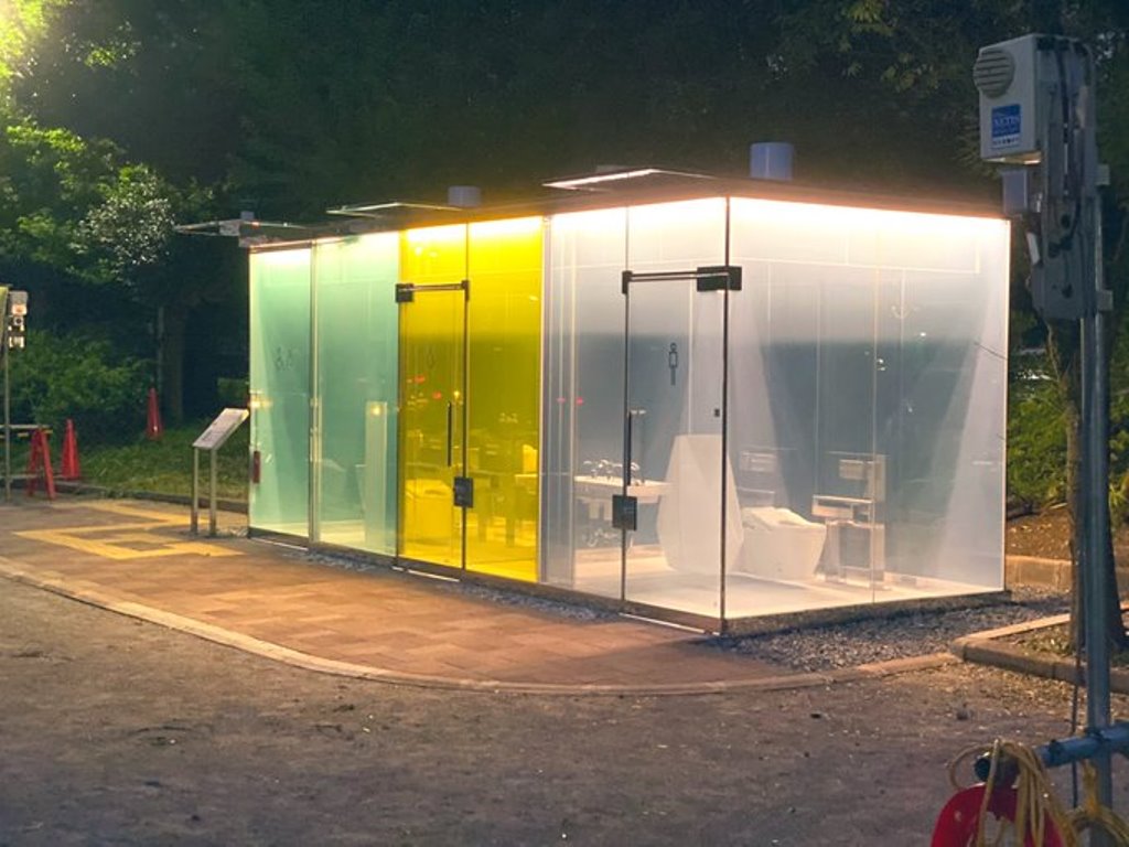 Видно, что внутри, но конфиденциальность при этом сохраняется: в парках Токио установили прозрачные туалеты