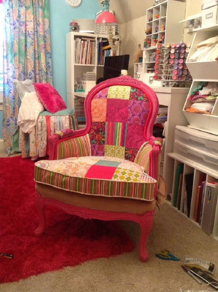 Бабушкино старое кресло теперь похоже на трон принцессы: я просто обтянула его яркой тканью