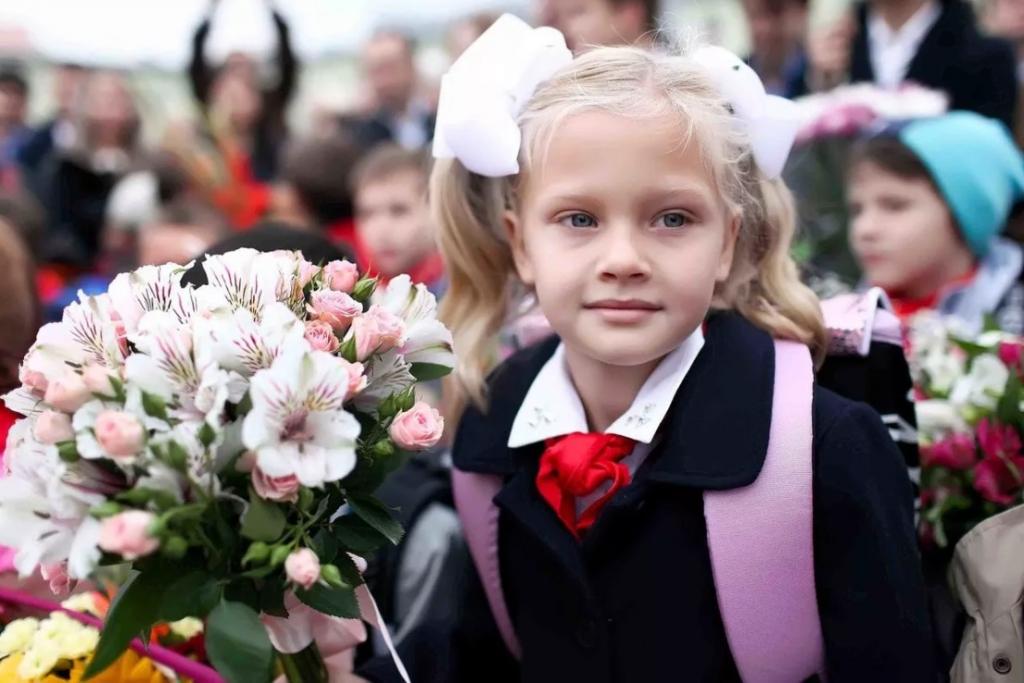 Грядет 1 Сентября: какие цветы нельзя дарить учителям в школе (красные розы и букеты в целлофане - признак дурного тона, а школьники несут их через одного)