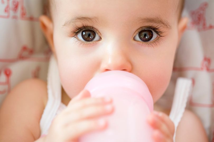 Специалисты утверждают, что даже глоток воды может вызвать фатальный дисбаланс у новорожденных