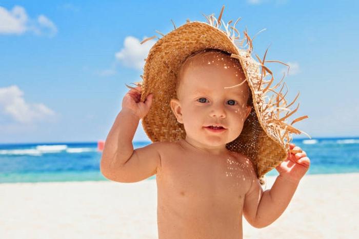 Как охладить младенцев во время жары и почему нельзя накрывать коляску: советы экспертов